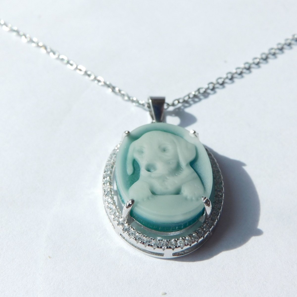 Elegante zilveren hanger – Camee Puppy – Groene Agaat – Zirconia’s – met zilver collier