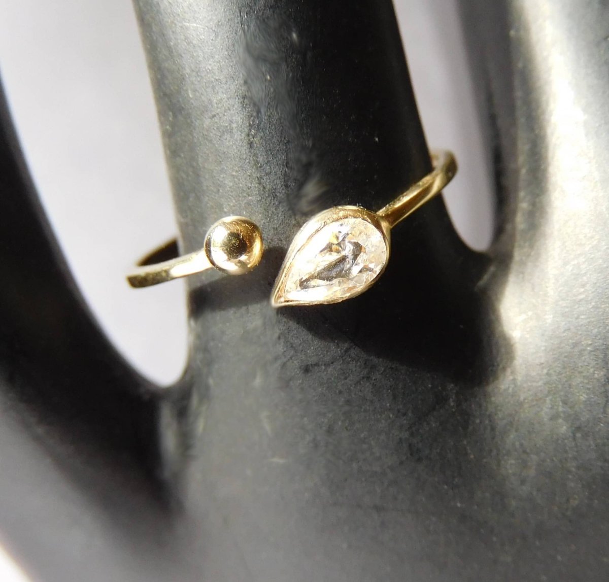 Hetty’S – Chique – 14 karaat – Gouden Slagring – Met peervormige Zirconia –