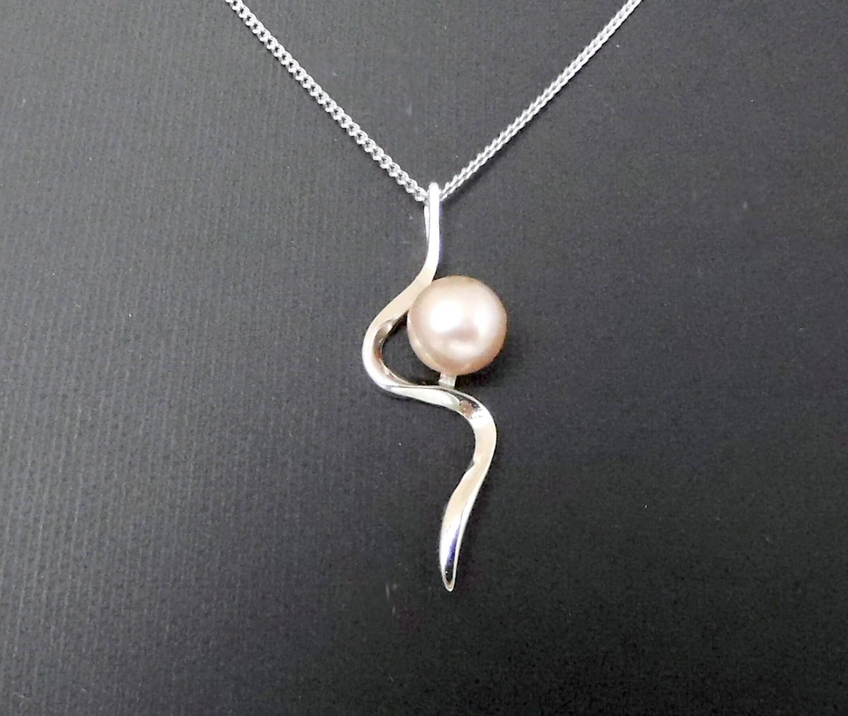 Prachtige slangenhanger – Zoetwater parel – Collier 45 cm – 925 zilver