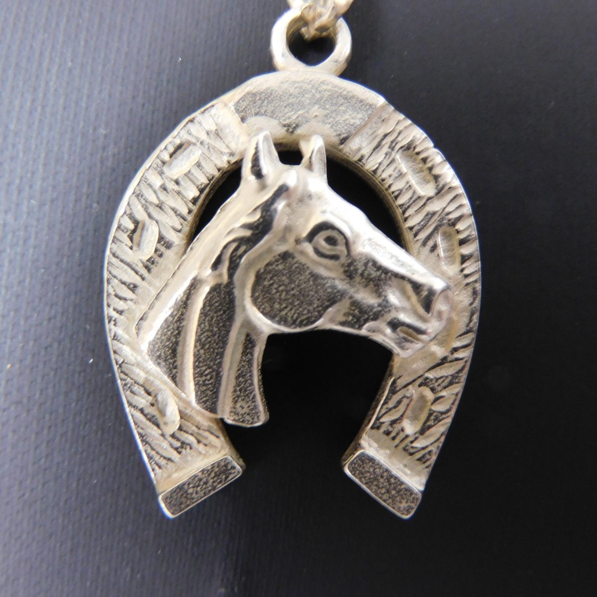 Grote massieve hanger van een hoefijzer met paard – 925 zilver – Inclusief collier van 45 cm