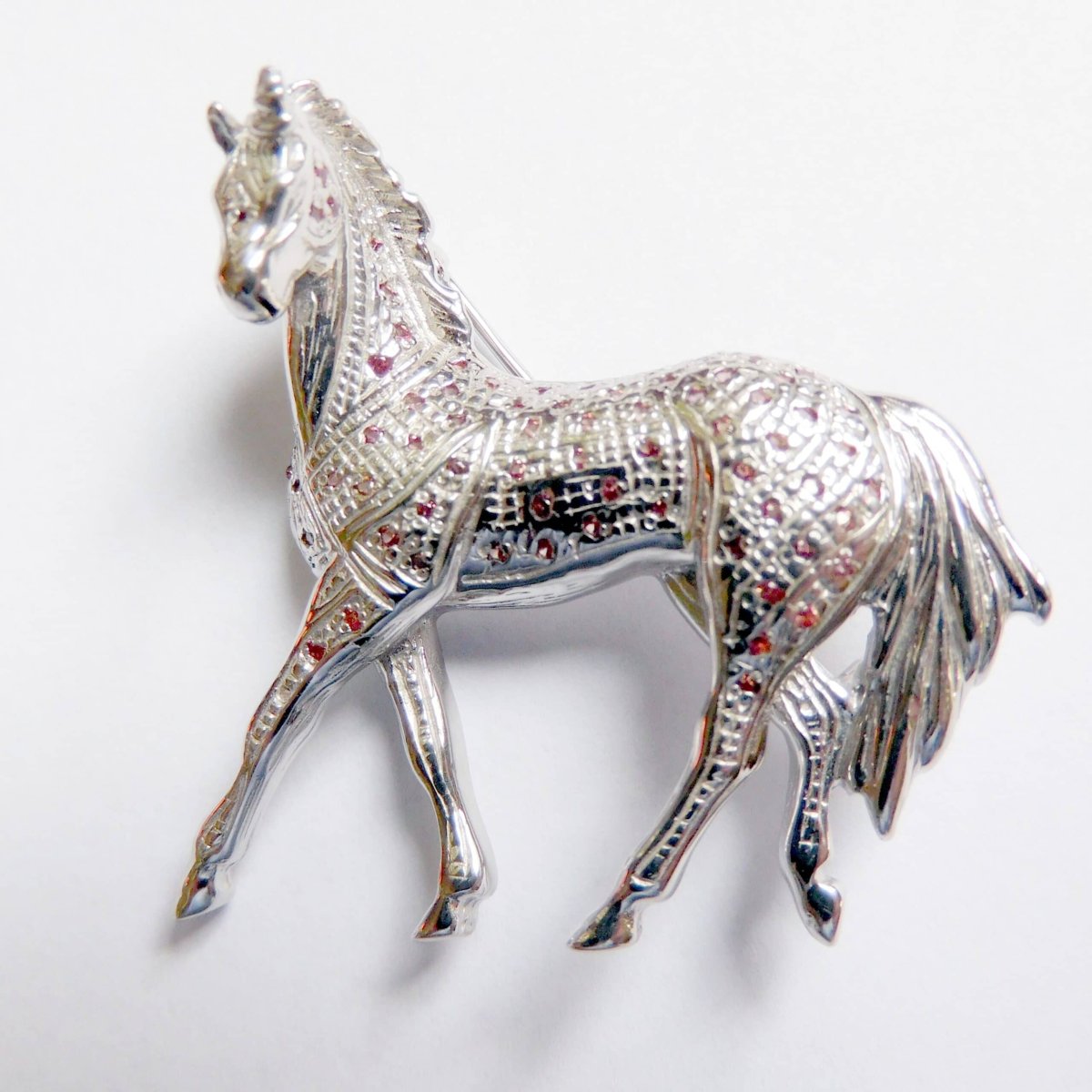 Prachtige hanger van een zilveren Arabisch paard met edelstenen