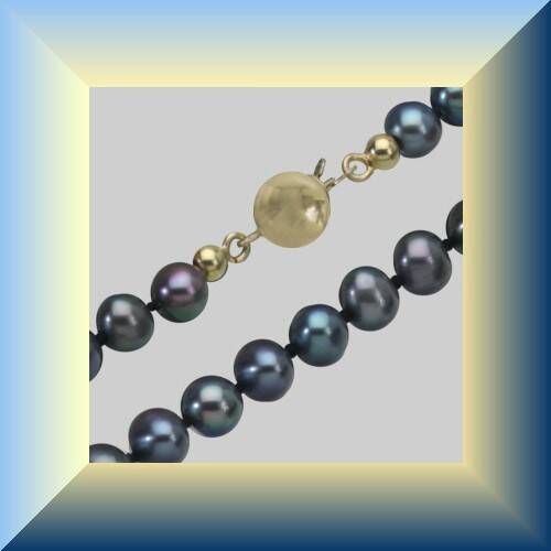 Uniek parelsnoer met zwarte of witte parels, met gouden bolslot en bijpassende oorstekers
