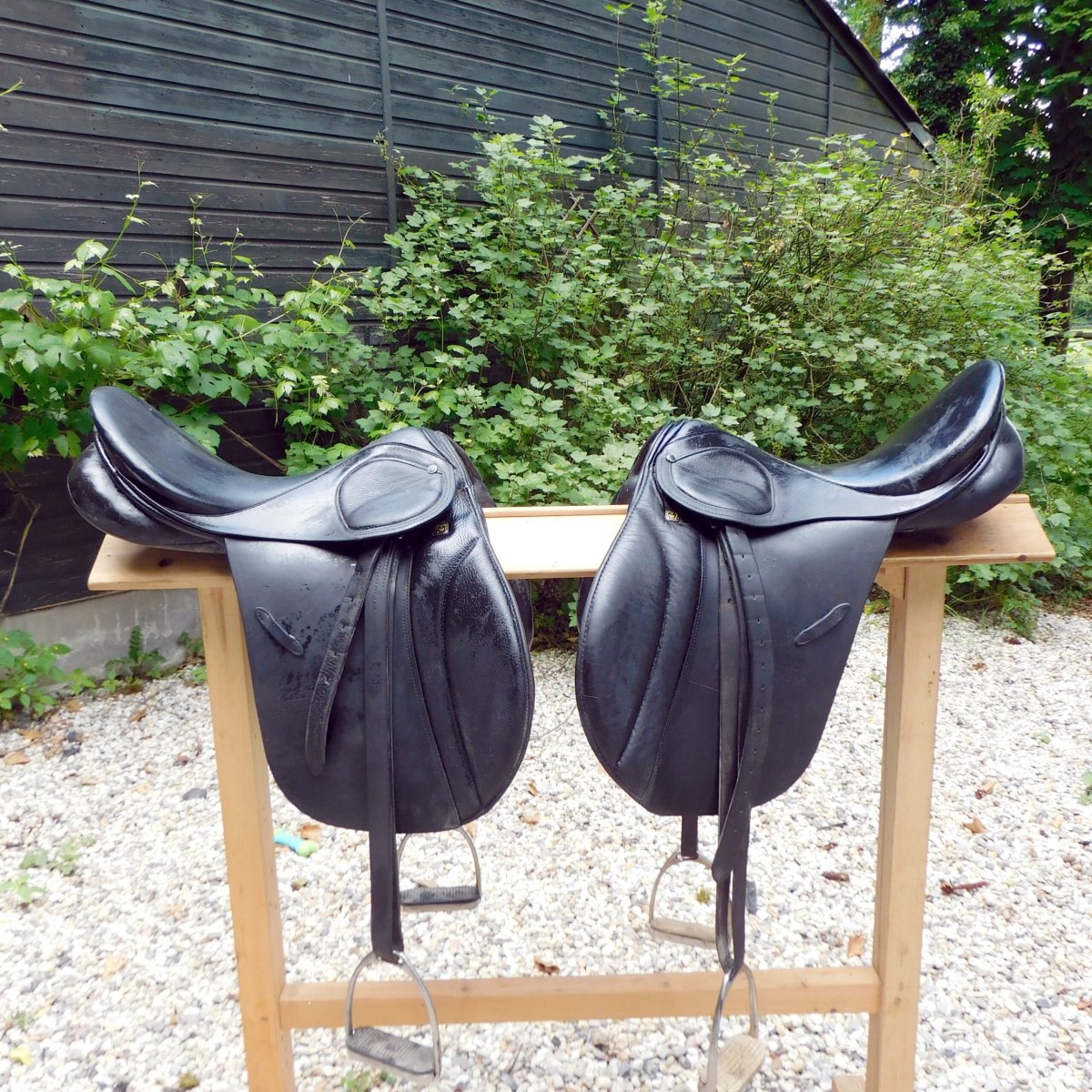 2 veelzijdigheids zadels van Stubben, maten 17 en 18 inch