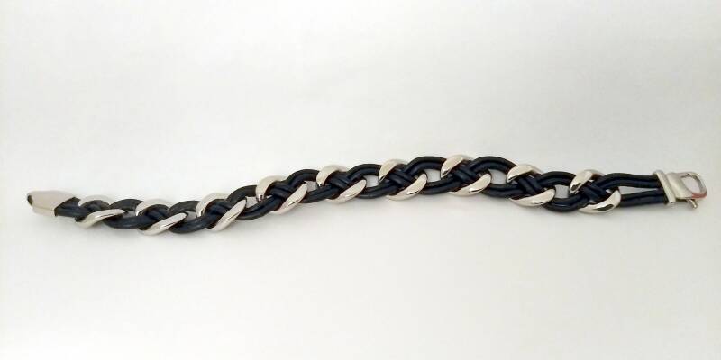 Stoere armband van staal met gevlochten leer