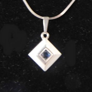 Uniek collier – wit goudkleurig – met hanger – en blauwe Saffier