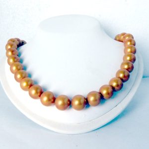 Shell based – Gouden parelsnoer – lang 42 cm – 12 mm breed – goldplated zilver slot –