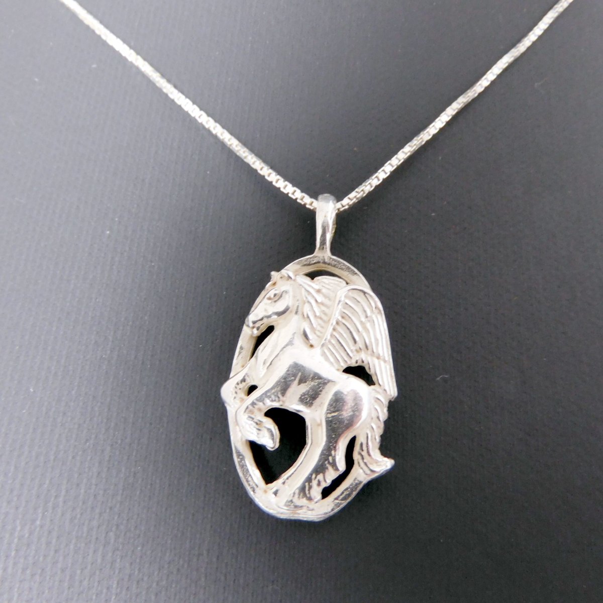 Pegasus Hanger – Het Gevleugelde Paard – 925 Sterling Zilver – maat 30 x 16 mm – Zilver collier van 45 cm