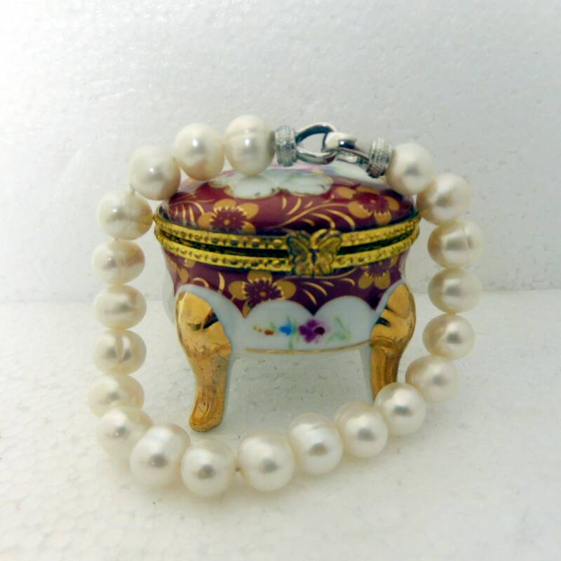 Bijzondere armband met grote barok parels en speciaal slot — in 3 maten –