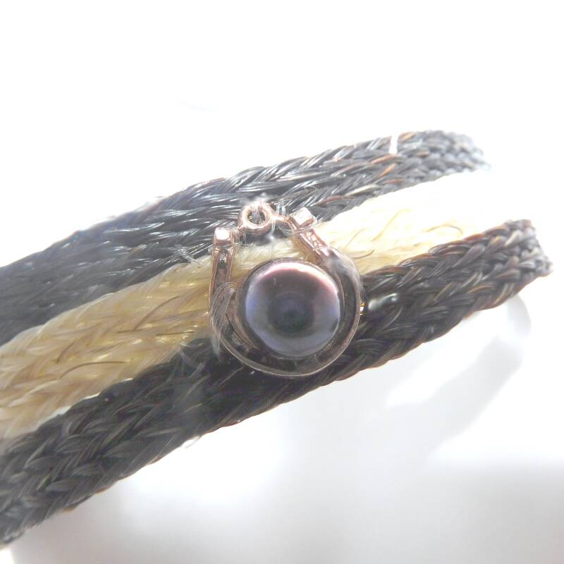 3 delige armband van paardenhaar – zwart  – bruin en wit – met roséplated zilveren hoefijzer met zwarte parel en magneetsluiting