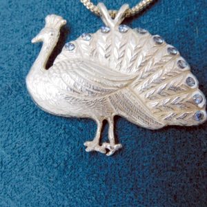 Hetty’S -Grote Pauwhanger met Peacock Moissaniet – Zilver Collier 50 cm – Uniek Sieraad